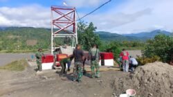 Perkuat Konstruksi, Kodim 0108/Agara dan Warga Kebut Pemasangan Tiang Penahan Jembatan Gantung di Kumbang Jaya Aceh Tenggara
