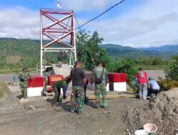 Perkuat Konstruksi, Kodim 0108/Agara dan Warga Kebut Pemasangan Tiang Penahan Jembatan Gantung di Kumbang Jaya Aceh Tenggara