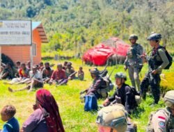 Sambangi Warga di Sinak, Satgas Kepolisian Operasi Damai Cartenz Berikan Pelayanan Kesehatan