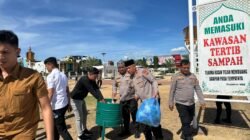 Polisi Bersihkan Sampah Usai Zikir Peringatan HDA di Masjid Raya Baiturrahman