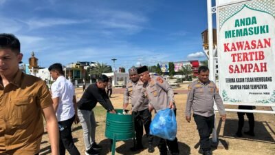 Polisi Bersihkan Sampah Usai Zikir Peringatan HDA di Masjid Raya Baiturrahman