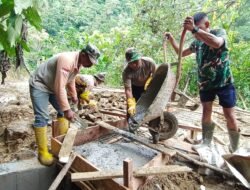 Kodim 0108/Agara dan Warga Warnai Tahap Akhir Pembangunan Jembatan Gantung di Ketambe Aceh Tenggara