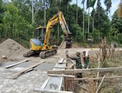 Perkuat Fondasi Jembatan, Satgas TMMD Ke-129 Kodim 0102/Pidie Pacu Pemasangan Cerucuk Penahan Bantaran Jalan