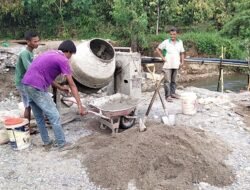 Gotong Royong Kodim 0108/Agara bersama Warga, Percepat Pengecoran Pondasi Jembatan Beton di Bunga Melur, Aceh Tenggara