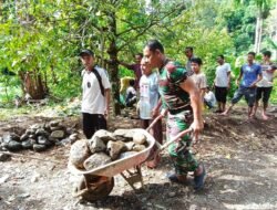 Angkut Batu Karang Demi Jembatan, TNI dan Warga Kebut Pembukaan Jalan TMMD di Aceh Selatan