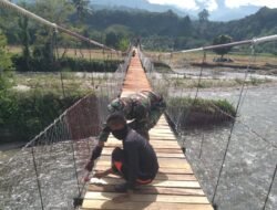 Kodim 0108/Agara Bersama Warga Pasang Pagar Pengaman Jembatan Beton di Ds. Bunga Melur Aceh Tenggara