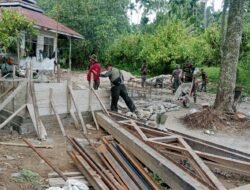 Kodim 0108/Agara dan Yon TP 855/RD Bersama Warga Cor Pondasi Blok Angkur Jembatan Gantung di Ds. Lawe Ger Ger, Aceh Tenggara