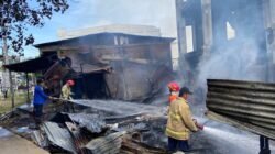 Kios Kayu Terbakar di Lambaro Aceh Besar, Damkar Kerahkan 5 Armada
