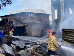 Kios Kayu Terbakar di Lambaro Aceh Besar, Damkar Kerahkan 5 Armada