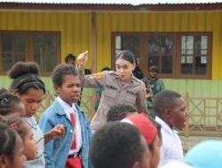 Bermain dan Belajar Bersama Anak, Satgas Kepolisian Operasi Damai Cartenz Berikan Dukungan Psikologis di SD Inpres Kago