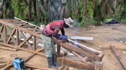 Jembatan Gantung Perintis Garuda Desa Kaloy Aceh Tamiang Masuki Tahap Pengelasan Pylon