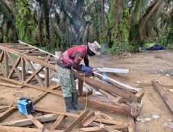 Jembatan Gantung Perintis Garuda Desa Kaloy Aceh Tamiang Masuki Tahap Pengelasan Pylon