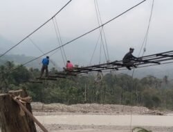 Kodim 0108/Agara dan Warga Gotong Royong Pasang Papan Lantai Jembatan Gantung di Lawe Ger Ger Aceh Tenggara