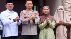 Dirbinmas Polda Aceh Serahkan Beasiswa Ustaz Adi Hidayat dan Sahabat untuk Hafiz Al-Qur’an